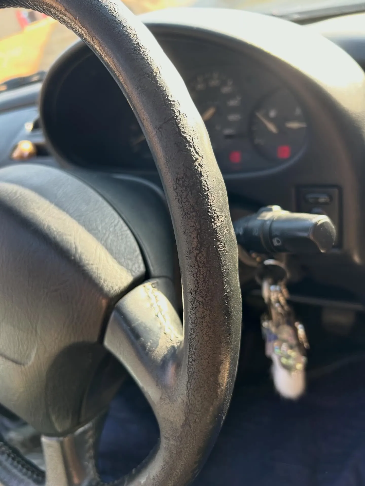 劣化してしまったステアリングをリペアいたしました。