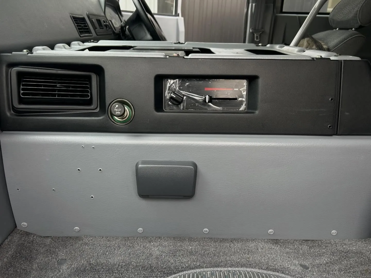 車の内装にできてしまった穴埋めリペア!