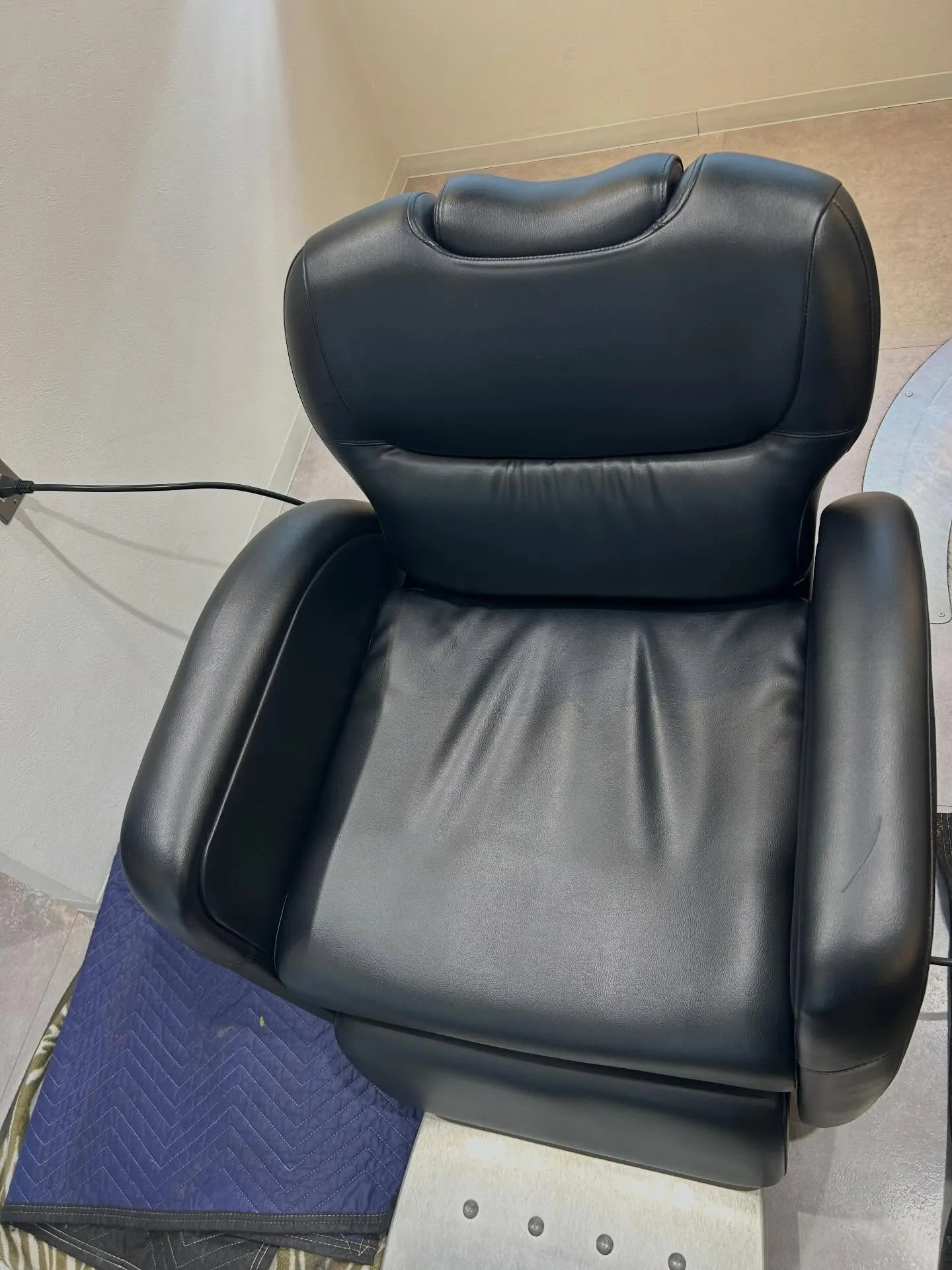 美容院のレザーチェアーを補修いたしました✂️✨