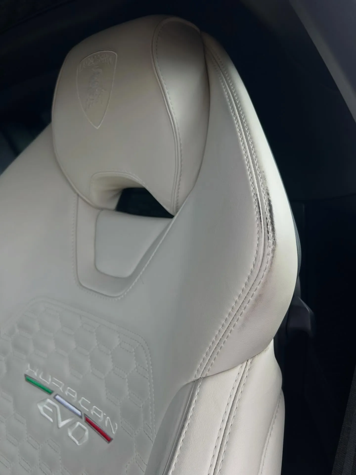 ホワイトカラー(白革)のシートリペアに挑戦しました✨